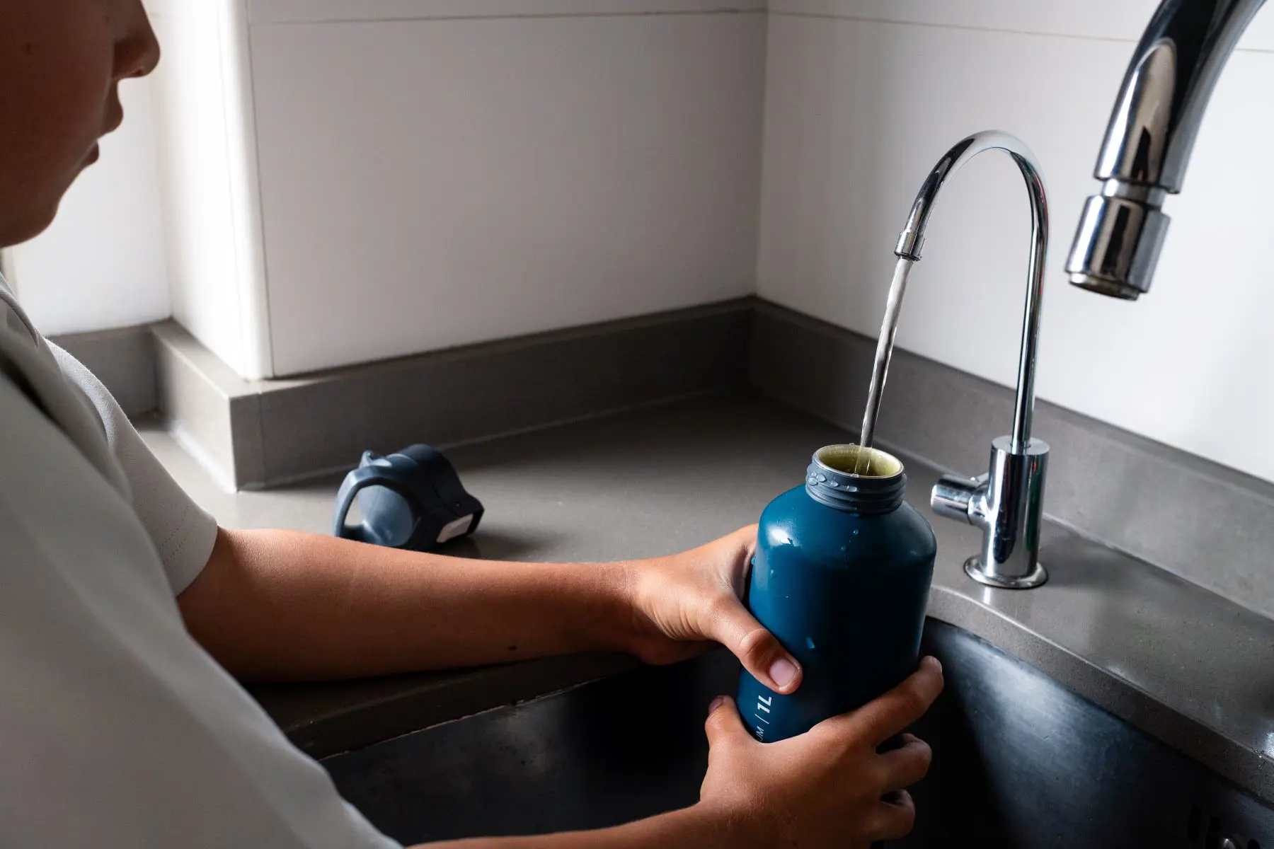 someone doing the flow test with a 1 litre bottle of water 